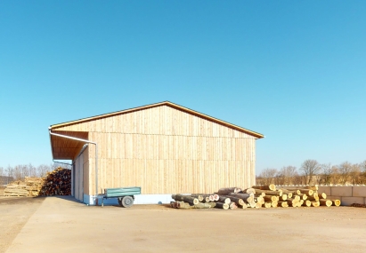 Landwirtschaftliches Gebäude aus Holz mit Vordach